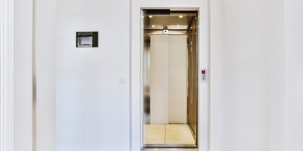 Pintar Fachadas y Patios de Luces de Comunidades Vecinos / Propietarios Rivas - Vaciamadrid · Esmalte de Puertas de Ascensores, Puertas de Emergencia y Portales